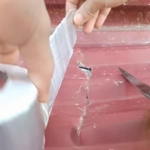 bọc tôn chống dột bằng băng keo x2000