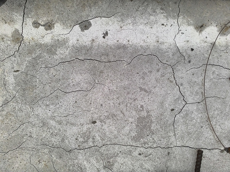 nguyên nhân gì khiến trần bê tông bị nứt