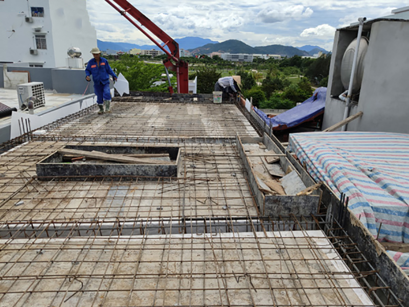 trần bê tông bị nứt do công trình cốt thép không đảm bảo